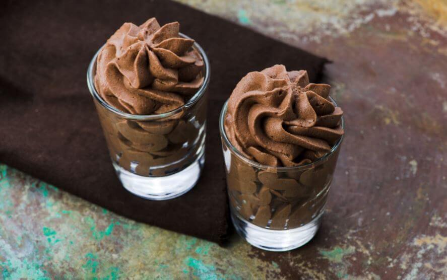 Copinhos de mousse de chocolate