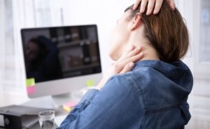 Os melhores alongamentos para aliviar a dor no pescoço