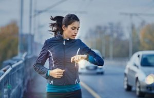 Descubra os benefícios de caminhar à noite