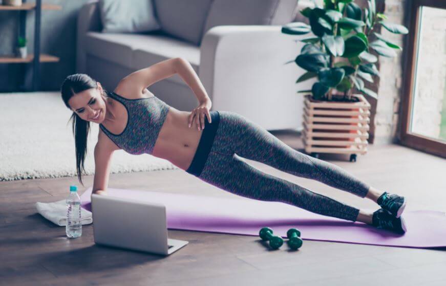Garota fazendo exercício em casa