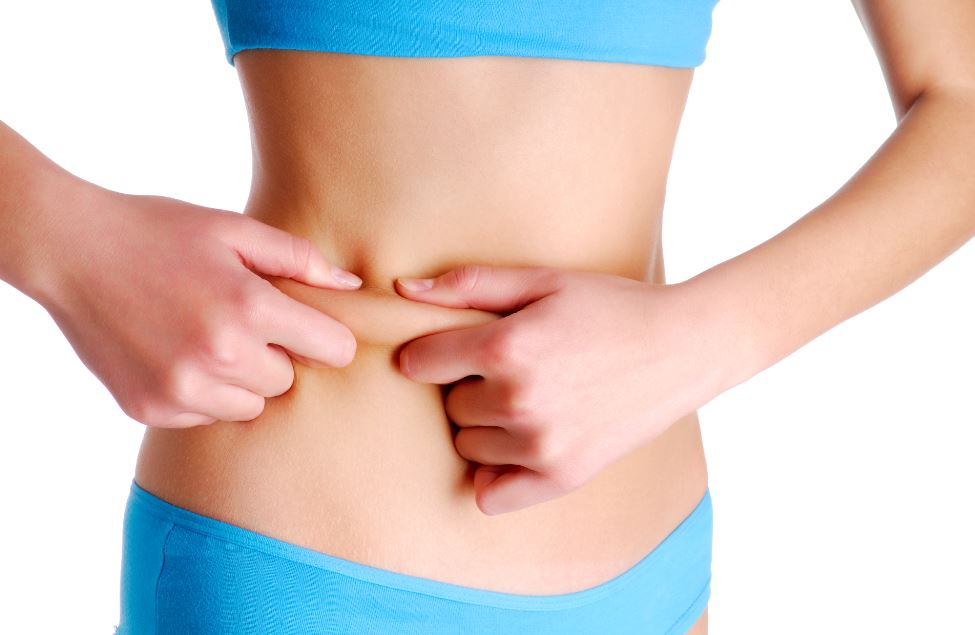 Mulher magra com uma gordurinha na barriga