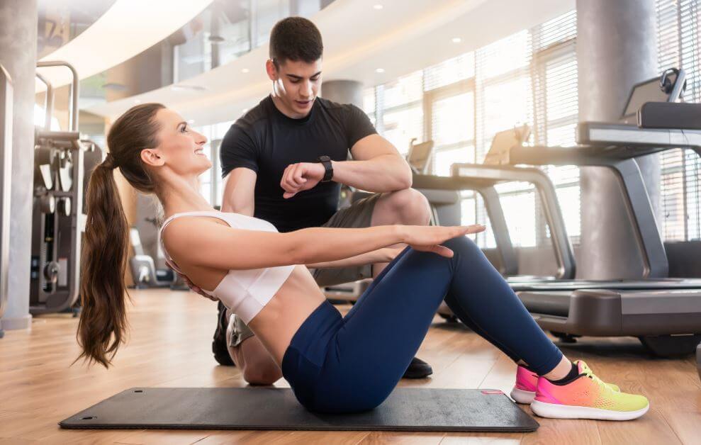 Mulher treinamento com a ajuda de um treinador