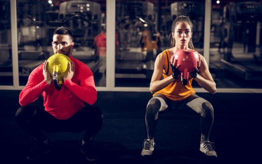 Um homem e uma mulher fazendo exercícios de noite
