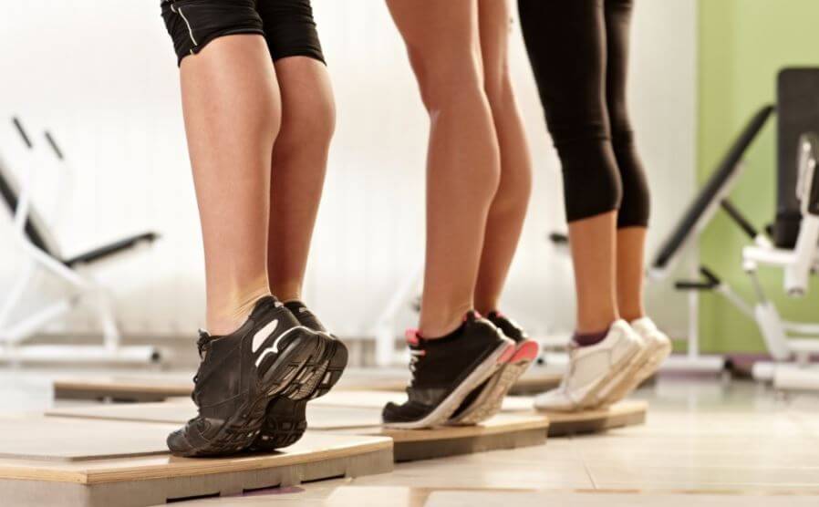 Pessoas fazendo exercício para panturrilha de pé