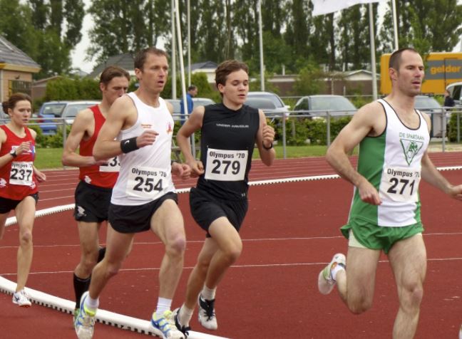 Homens em uma prova de atletismo