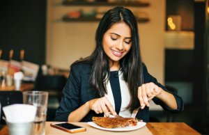 Panquecas com anéis de maçã para um café da manhã saudável