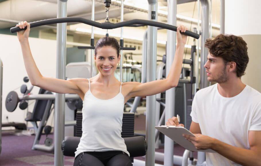 Mulher fazendo exercícios para braços na academia