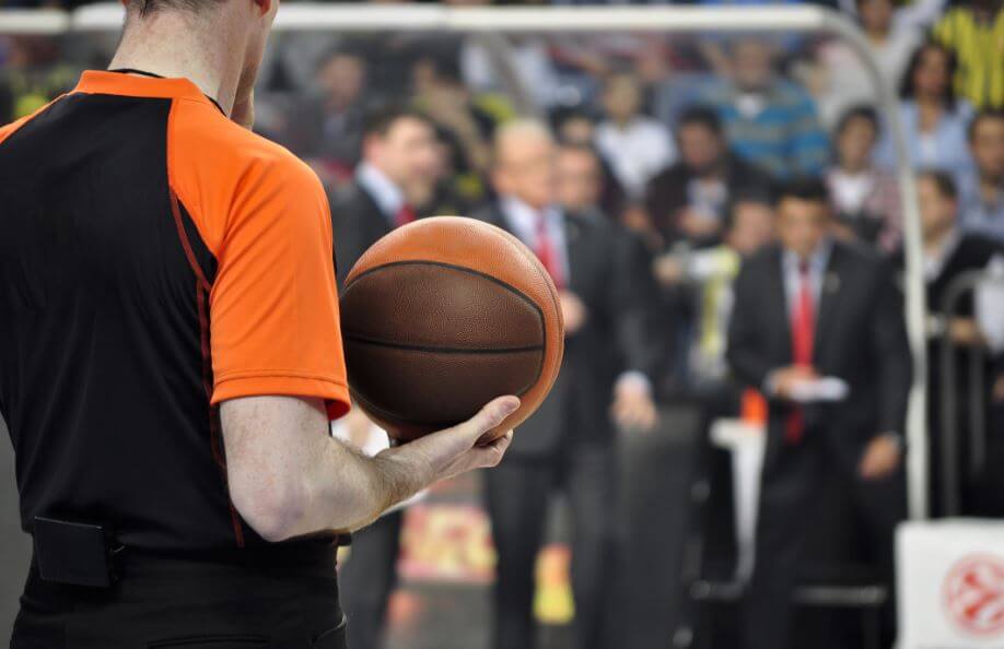 Um árbitro durante um jogo de basquete