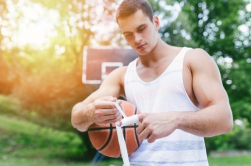 Proteja seus dedos após uma lesão no basquete