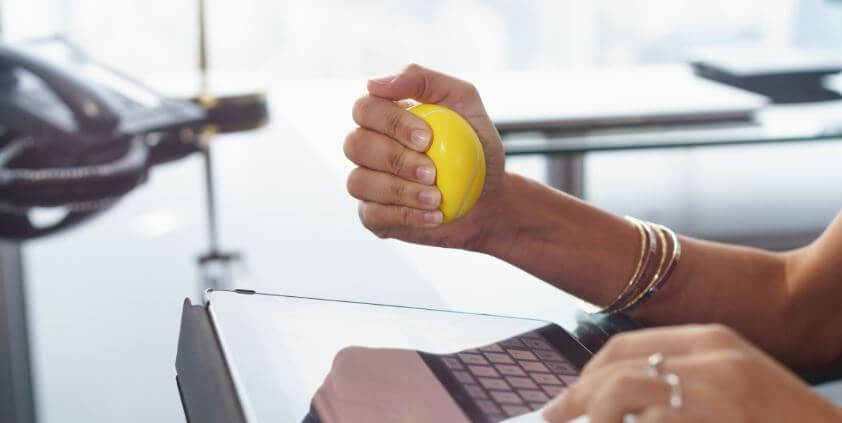 Pessoa apertando bola de espuma para recuperação