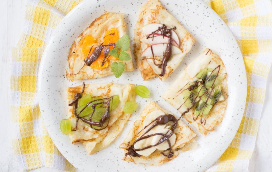 Crepes com frutas e calda de chocolate
