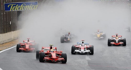 Carros de fórmula 1 correndo na chuva
