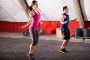 Desafio: queime calorias ao pular cem vezes por minuto