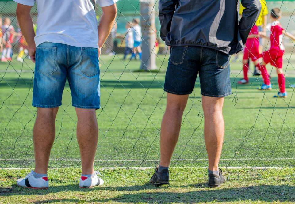 Torcedores em uma partida de futebol infantil