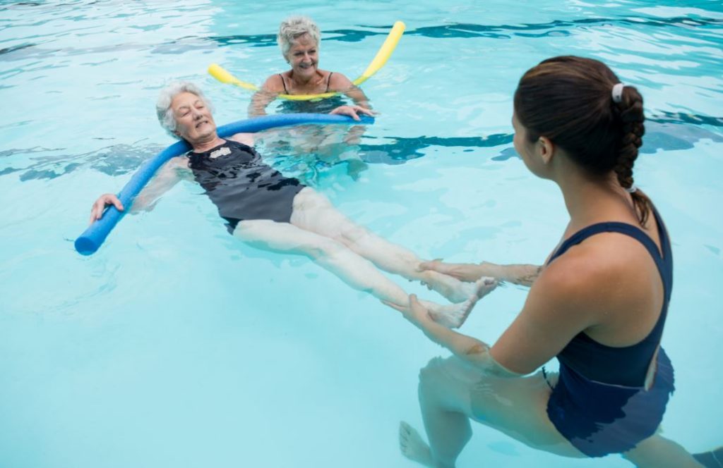 Idosos fazendo exercício na piscina