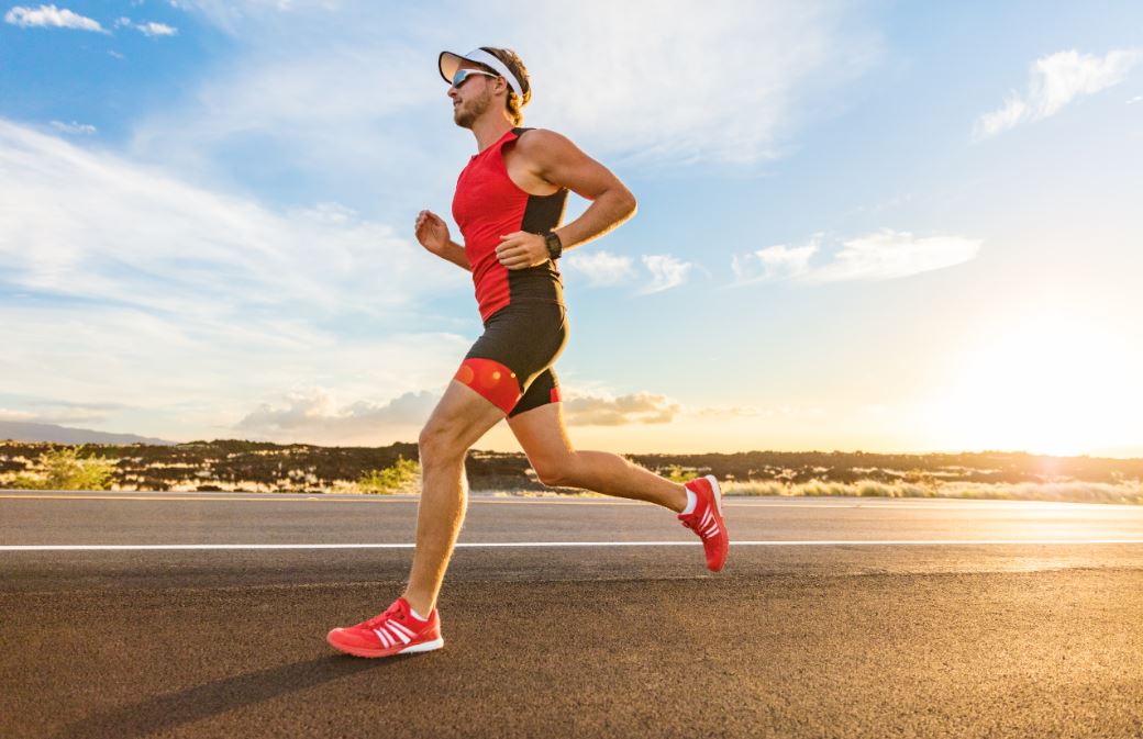 Homem participando de prova de corrida