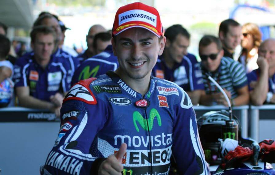 Jorge Lorenzo falando com fãs e imprensa