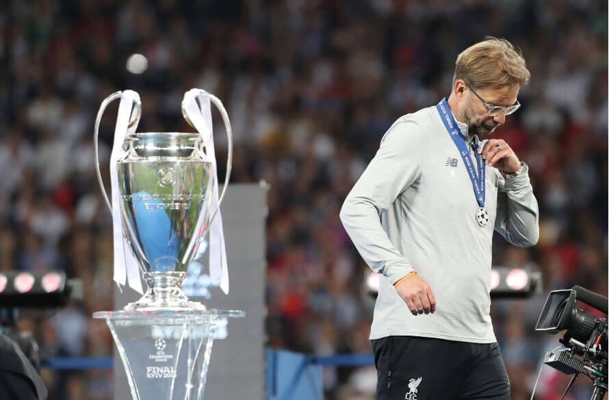Klopp do lado de uma taça