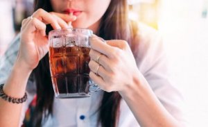 Substitua os refrigerantes por água ou bebidas não calóricas