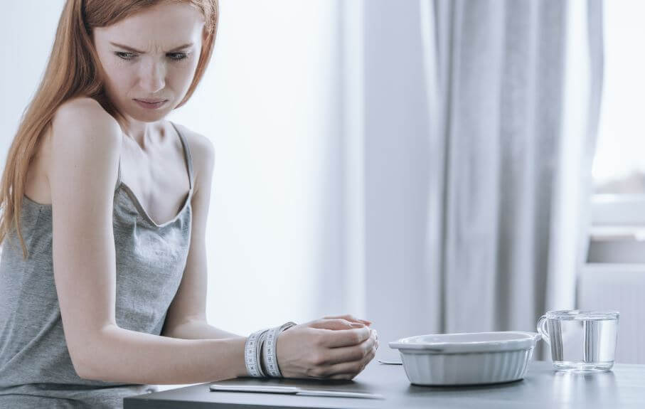 Menina ansiosa com uma fita métrica amarrada no pulso