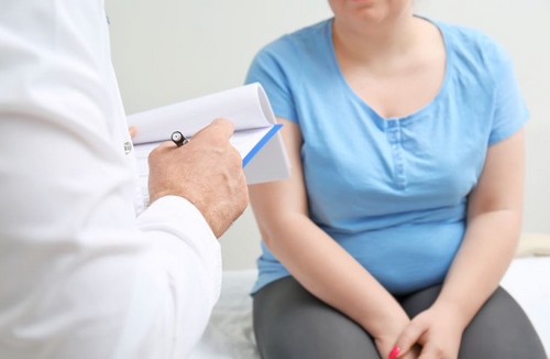 Mulher com sobrepeso em uma consulta médica