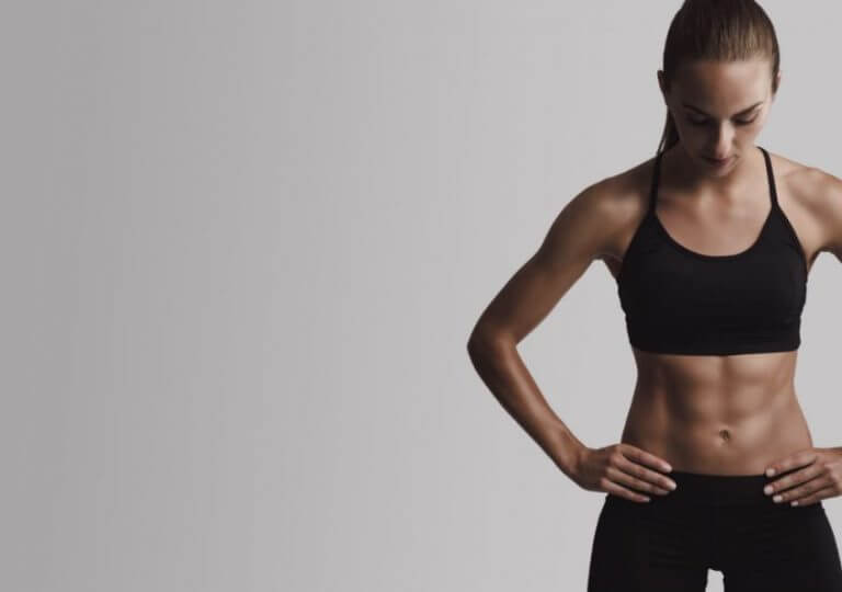 Mulher com a barriga definida