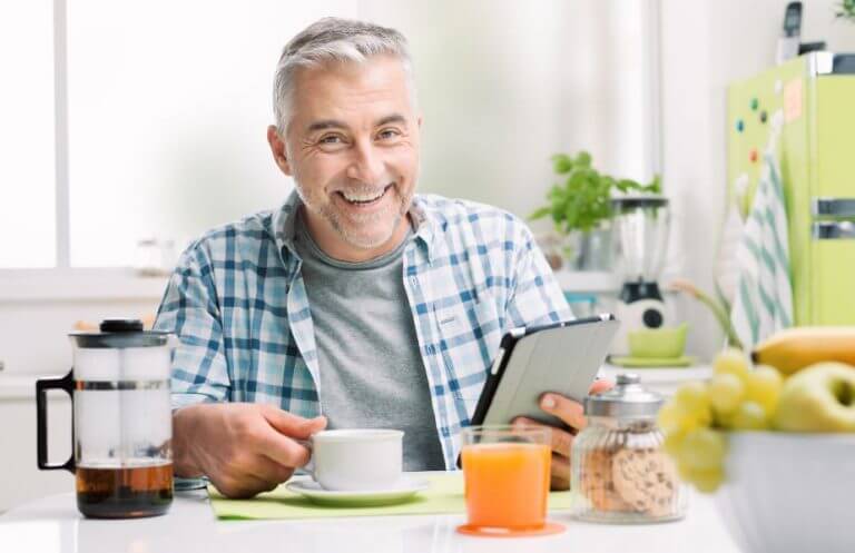 Homem tomando café da manhã