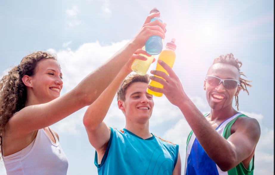 Atletas brindando com garrafas de água