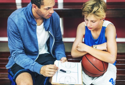 Técnico treinando jogador jovem