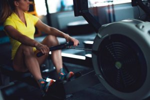 12 exercícios com a máquina de remo