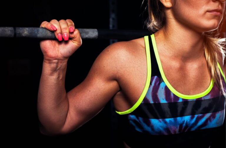 Menina malhando com pesos