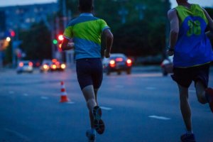 5 razões para correr à noite e dicas de segurança