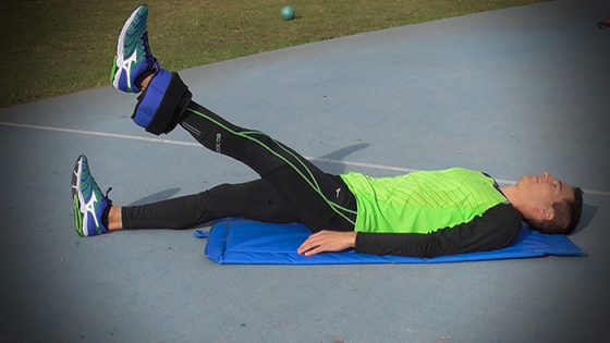 Elevação de pernas alternadas