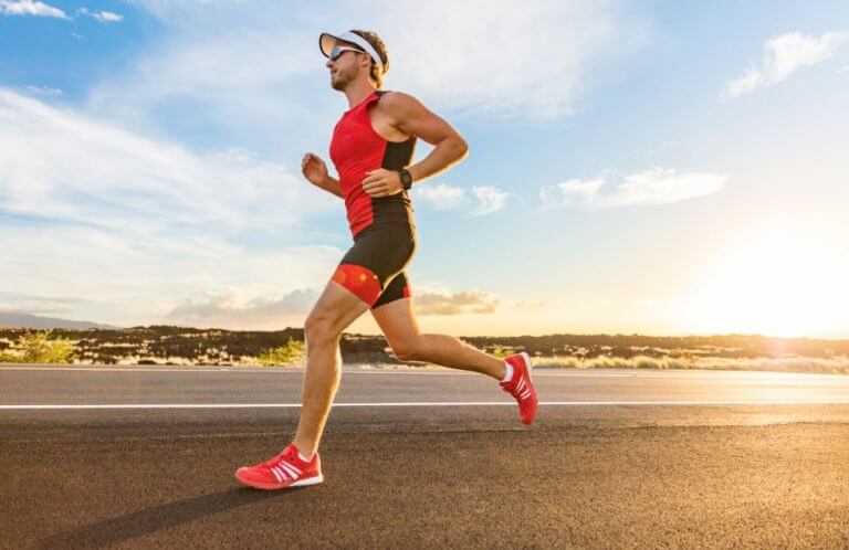Homem correndo na estrada