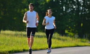 De que forma devo movimentar meus braços ao correr?