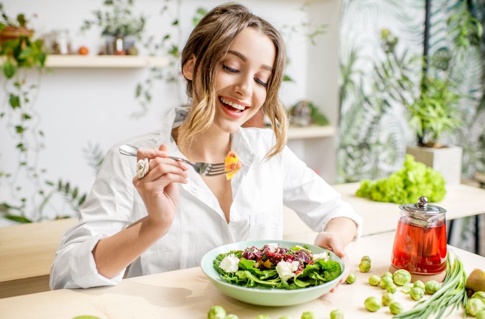 Mulher comendo salada