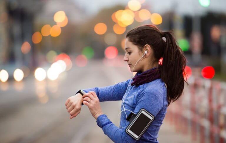 Garota indo correr no fim do dia