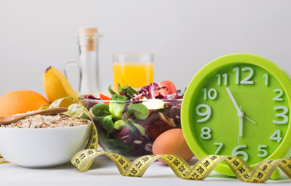 Relógio e vários alimentos sauda´veis