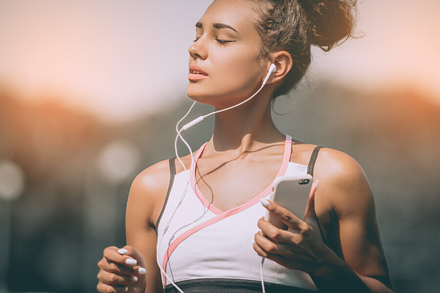 Mulher ouvindo música fazendo esportes