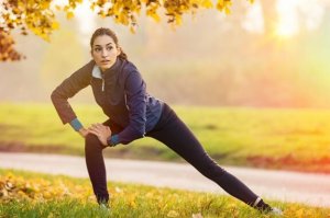 Devo fazer alongamento antes e depois do treino?