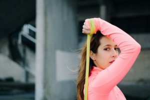 5 exercícios para braços com a faixa elástica