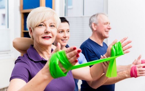 Os exercícios para braços com a faixa elástica podem ser realizados em casa, no parque ou na academia