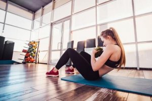 Exercícios abdominais com halteres que você deve fazer