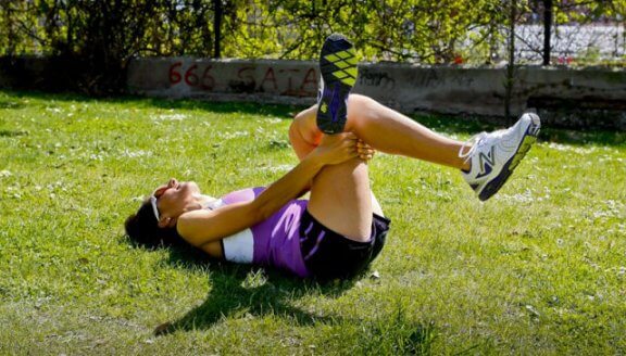 Alongamento dos músculos do quadril e da banda iliotibial