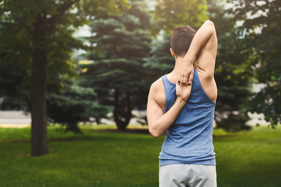 Os melhores exercícios para alongar os ombros - Sou Fitness