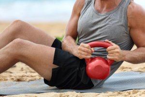 6 exercícios para o core com kettlebell