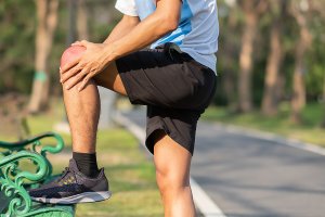 Você sofre com o joelho do saltador? Experimente estes exercícios e dicas