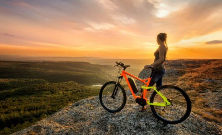 Ande de bicicleta para afinar as coxas