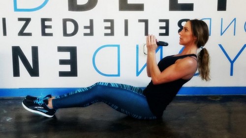 Os exercícios para o core também incluem abdominais, e você pode realizá-las com o kettlebell