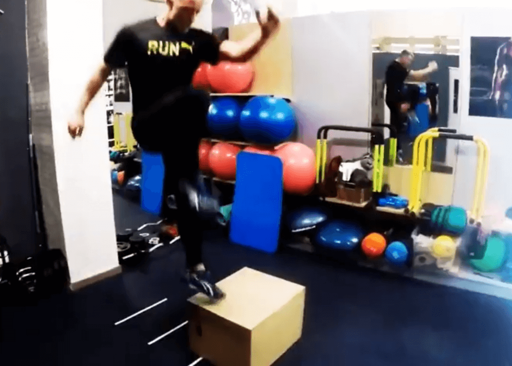 Exercício com a caixa pliométrica